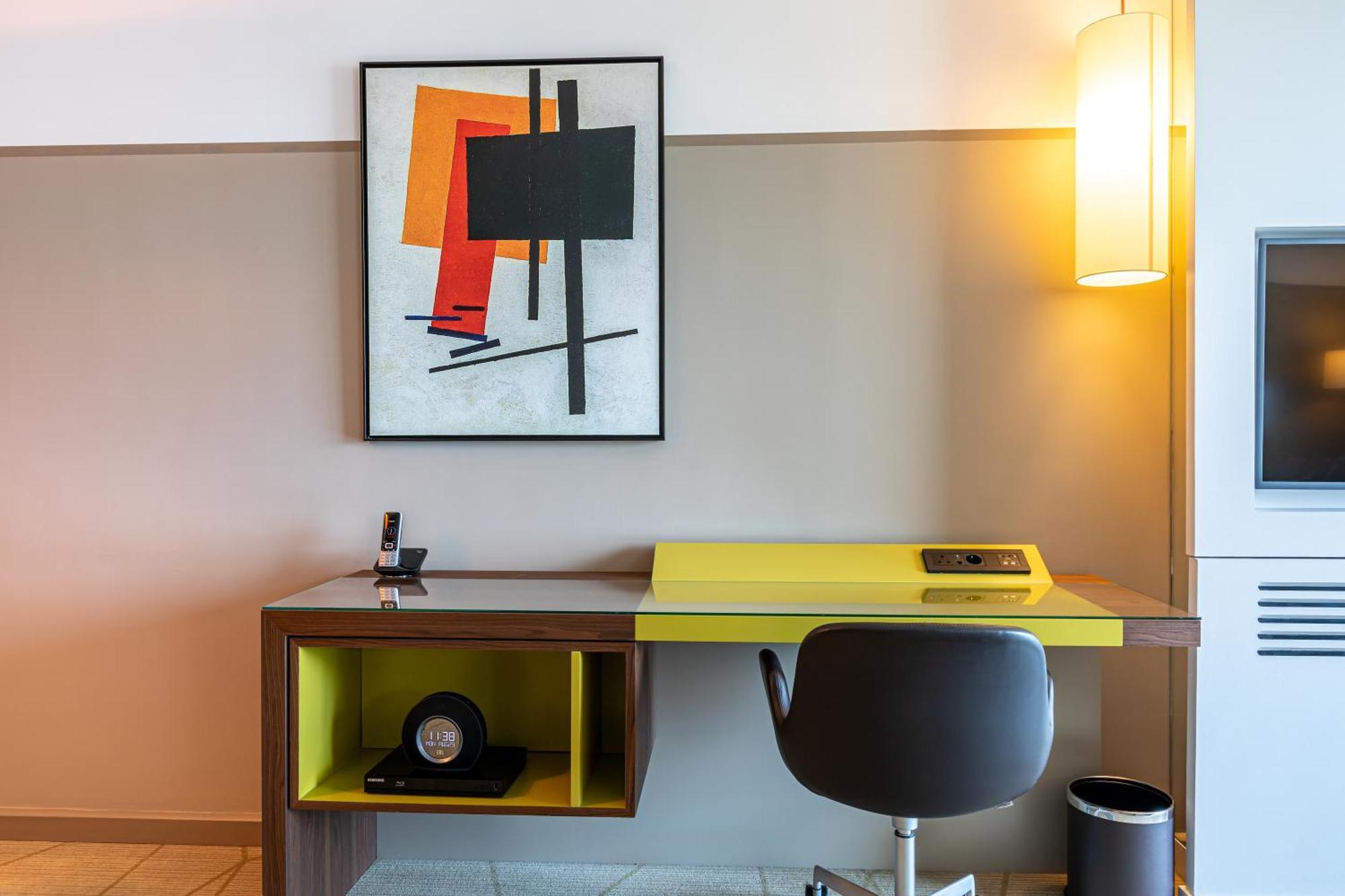 Fraser Suites Paris La Defense Courbevoie Exterior foto A work desk in a hotel room