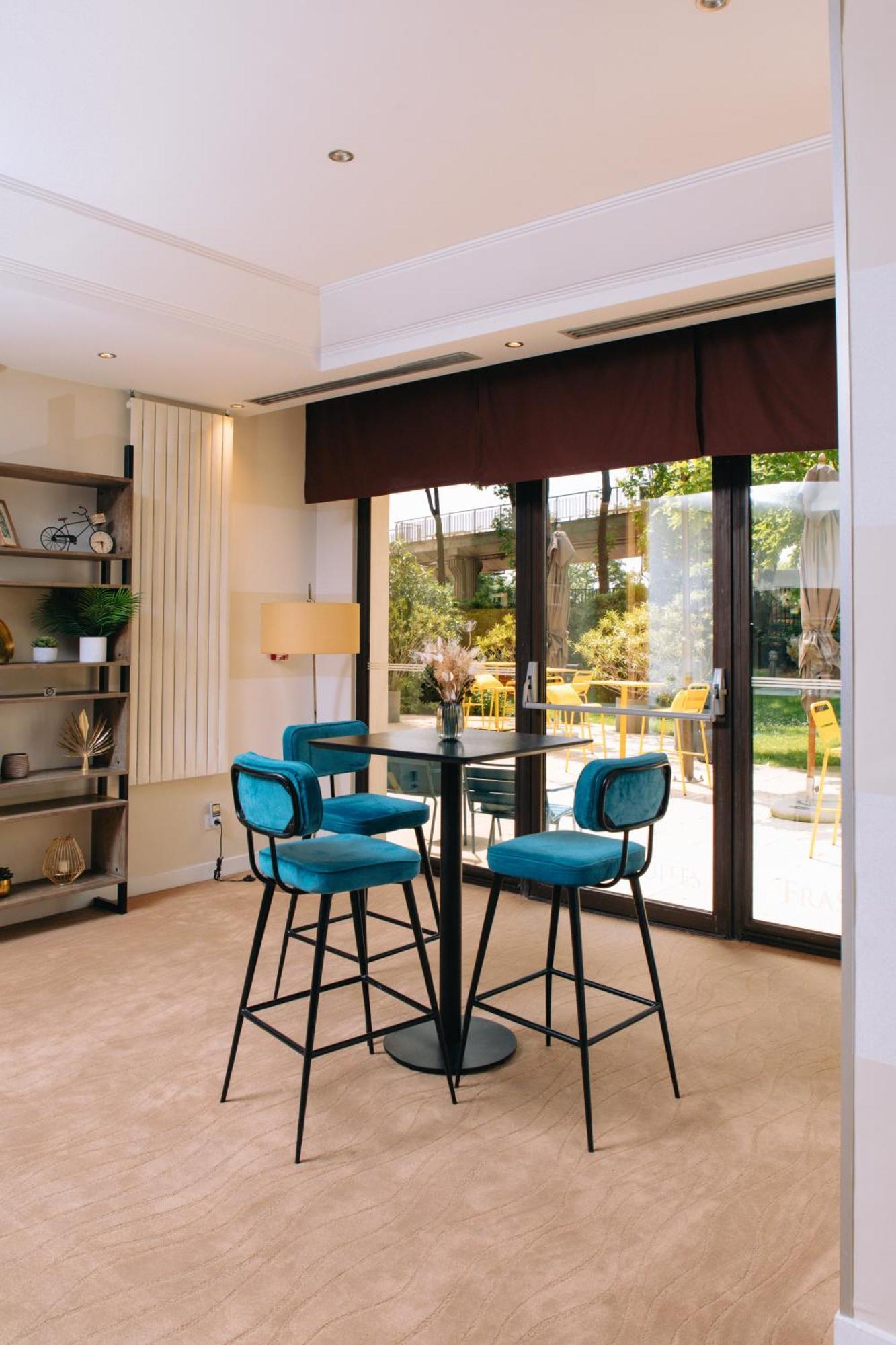 Fraser Suites Paris La Defense Courbevoie Exterior foto A Roman blind