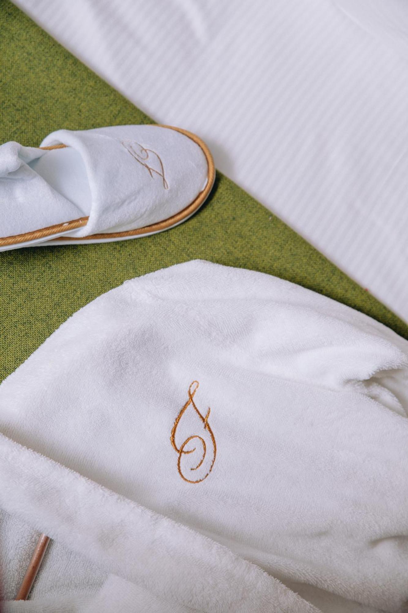 Fraser Suites Paris La Defense Courbevoie Exterior foto A detail of the embroidered shirt worn by the winner of the 2011 Tour de France.