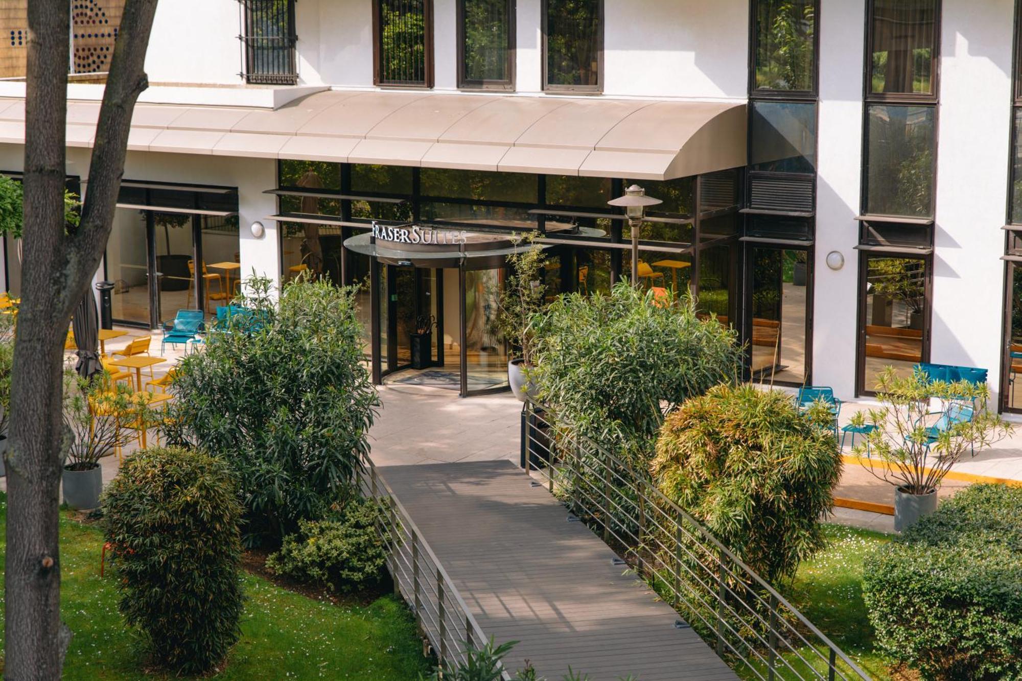 Fraser Suites Paris La Defense Courbevoie Exterior foto Entrance of the hotel
