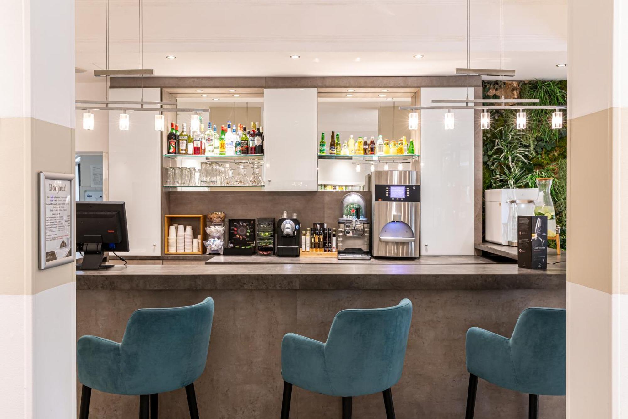 Fraser Suites Paris La Defense Courbevoie Exterior foto The bar at the lounge