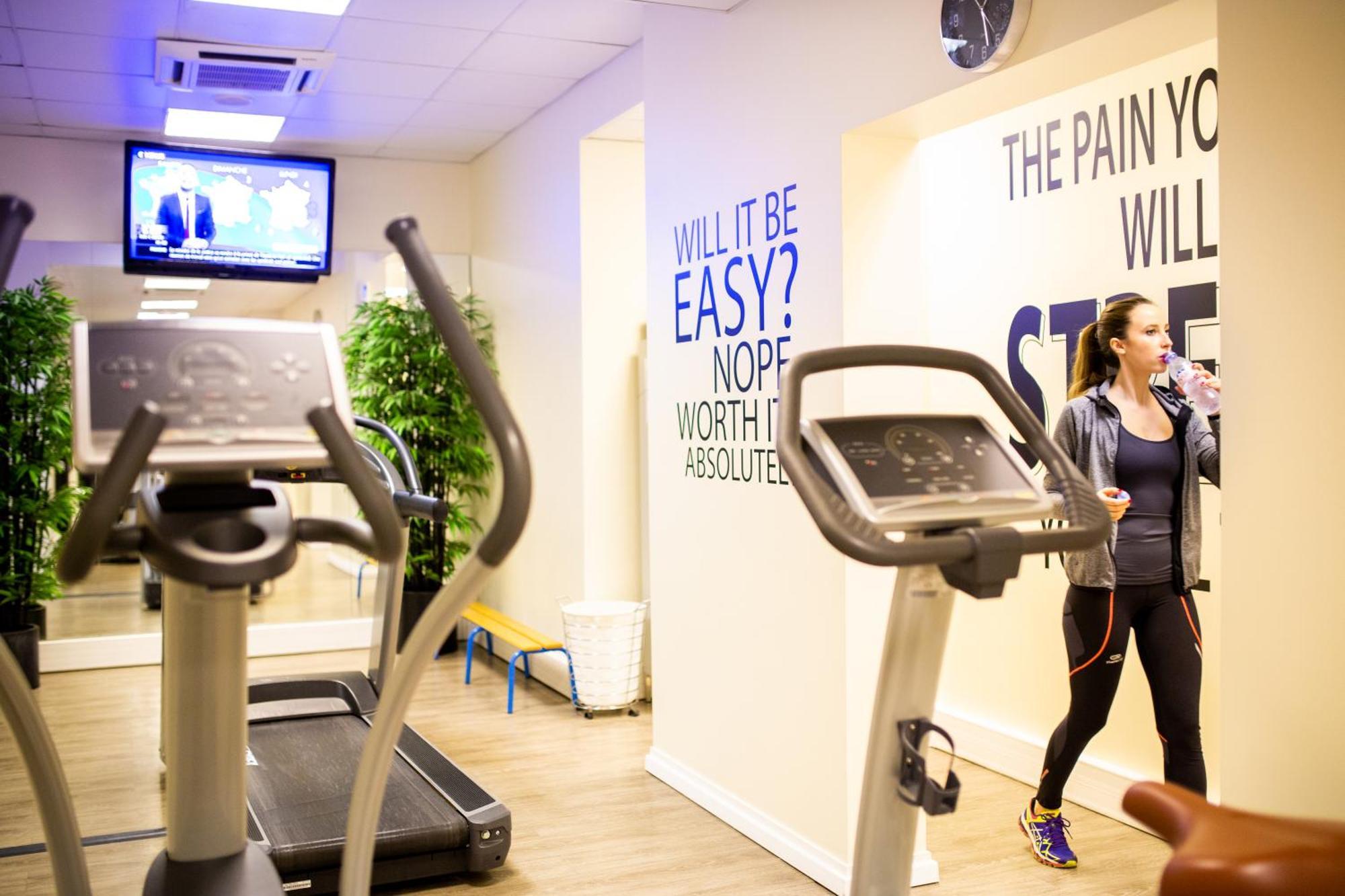 Fraser Suites Paris La Defense Courbevoie Exterior foto The gym at the London Bridge campus