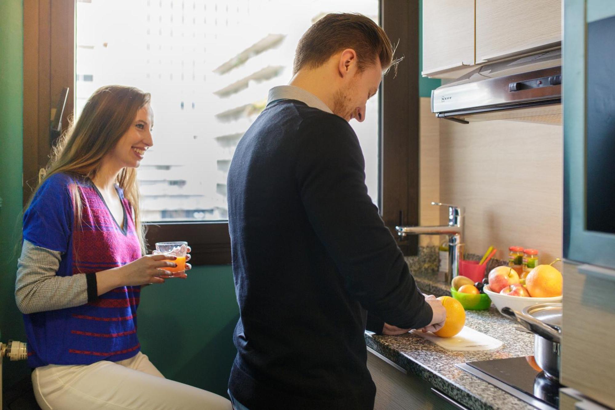 Fraser Suites Paris La Defense Courbevoie Exterior foto A couple cooking together