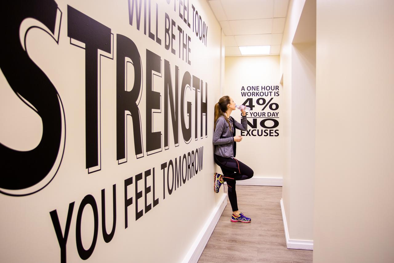 Fraser Suites Paris La Defense Courbevoie Exterior foto A woman working out at a gym