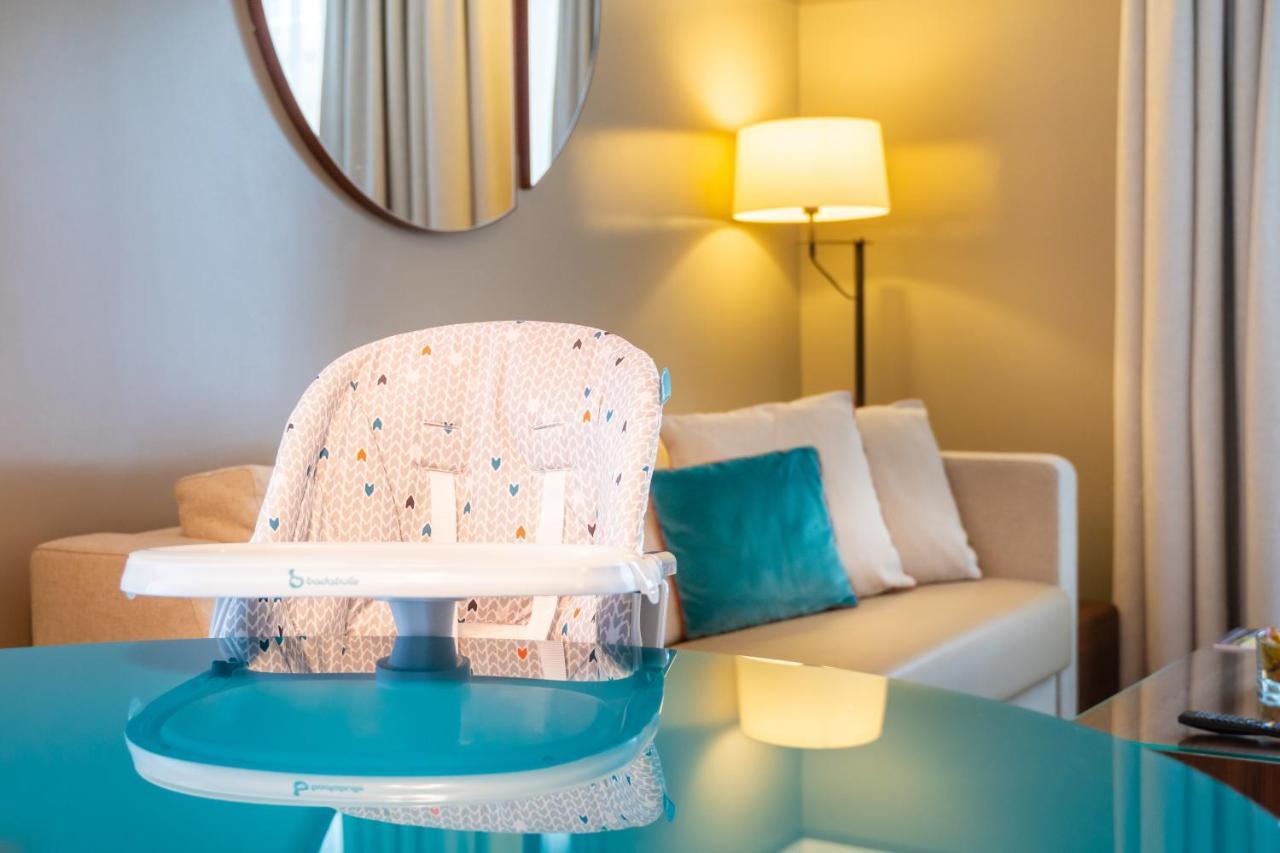 Fraser Suites Paris La Defense Courbevoie Exterior foto A high chair